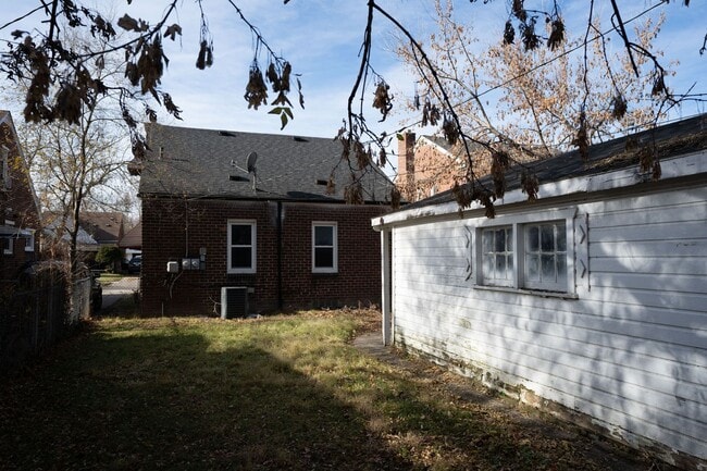 Building Photo - Update charming 3 bedroom bungalow