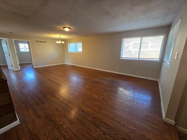Building Photo - Well-Cared-For Home in St. Louis – Move-In...