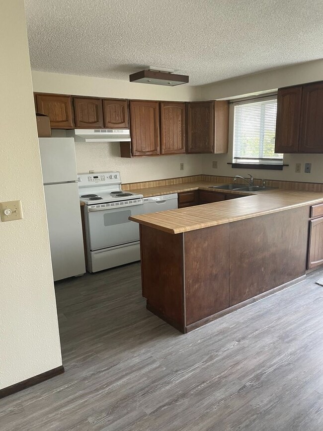 Building Photo - BENE01