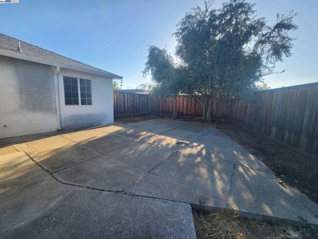 Building Photo - 323 Adelle St