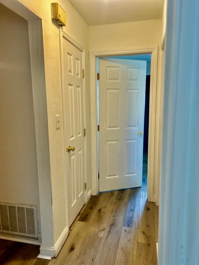 Building Photo - 2025 Benita Dr