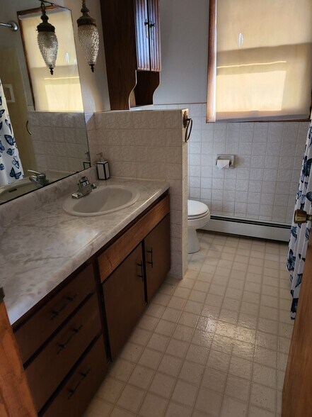 Building Photo - 203 Valley St