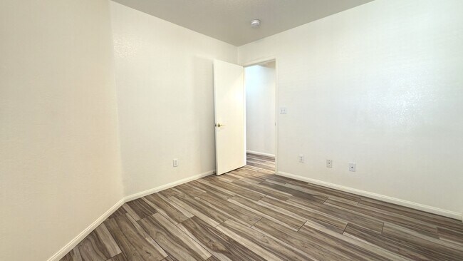 Building Photo - 10631 Streamside Ave