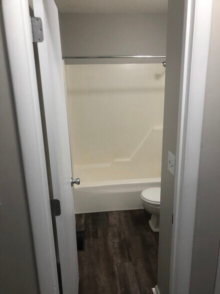 Bathroom Pic 2 - 580 Maple St