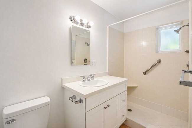 Building Photo - 220 Lilac Ct