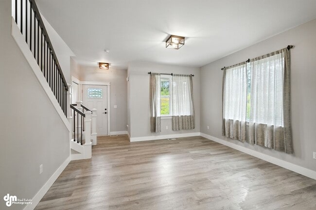 Building Photo - Charming & Updated 4BD/2.5BA!