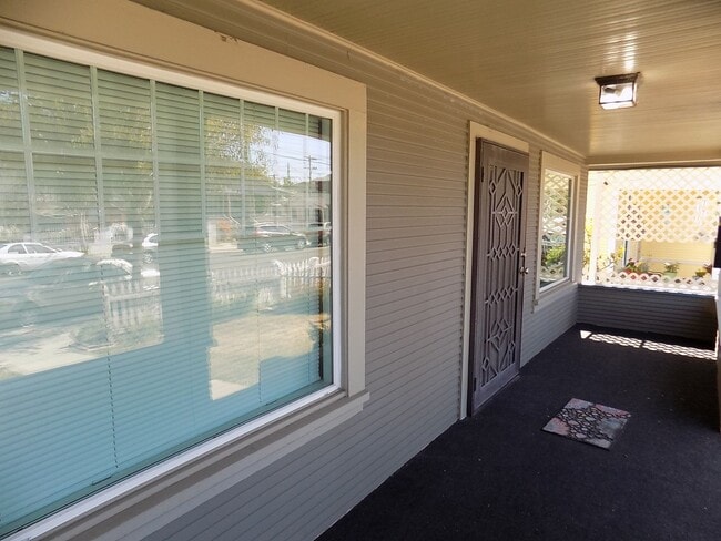 Building Photo - 3 Bedroom/2 Bathroom Craftsman | Master wi...