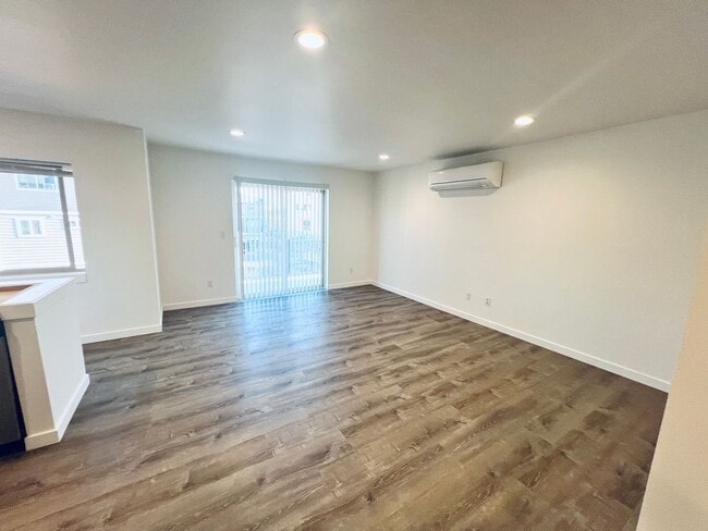 Building Photo - Almost new 3 bedroom, 3 bath Townhome