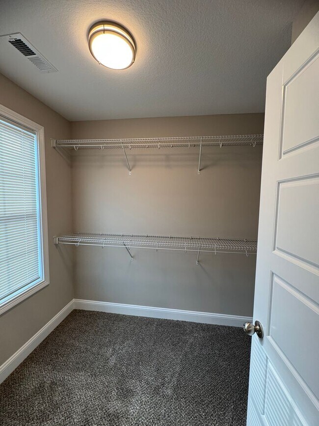 Building Photo - Stunning 4-Bedroom, 3-Bathroom Home – A Mu...