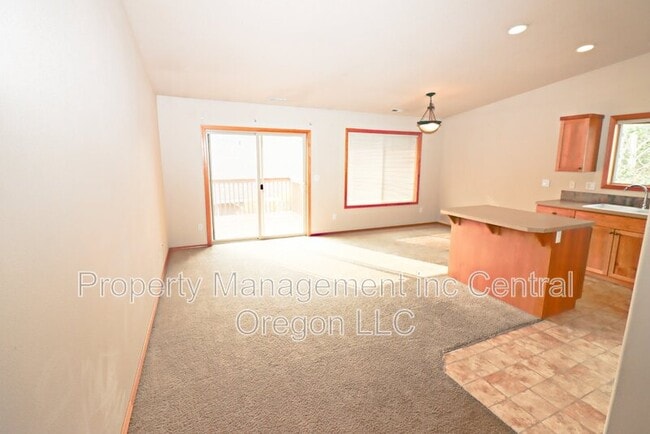 Building Photo - 3041 NE Canoe Ct