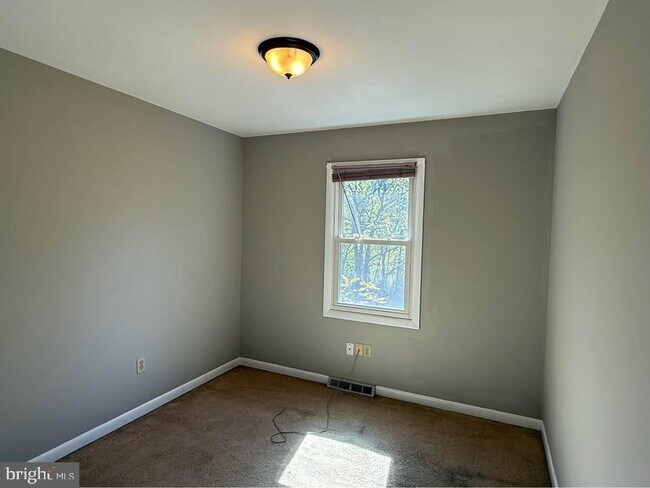 Building Photo - 1145 Pheasant Dr N