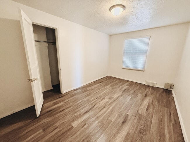 Building Photo - 709 Darling St