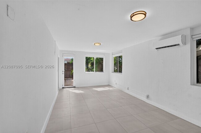Building Photo - 1055 SW 12th St