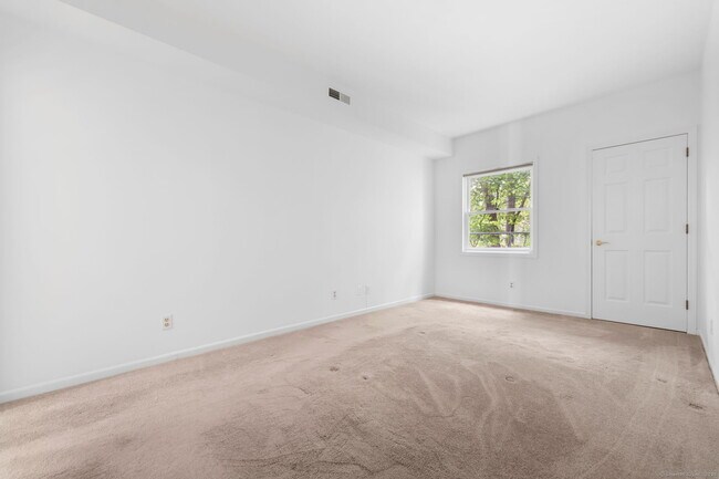 Building Photo - 351 Pemberwick Rd