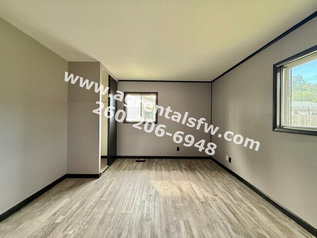 Building Photo - 3 Bedroom House