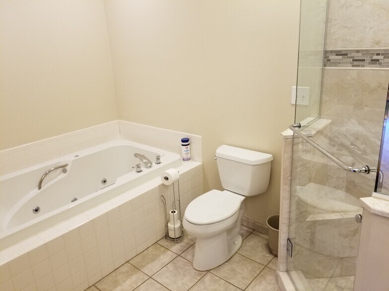 Primary bathroom - 21 Kreger Dr