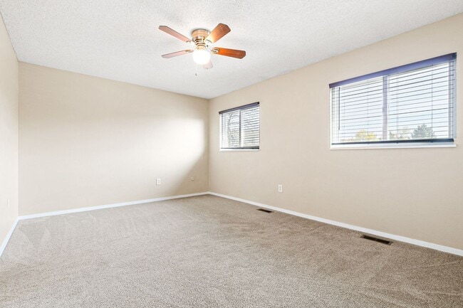 Building Photo - 1405 S Sierra Dr