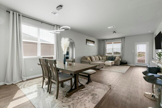 Building Photo - 212 Apache Plum Dr