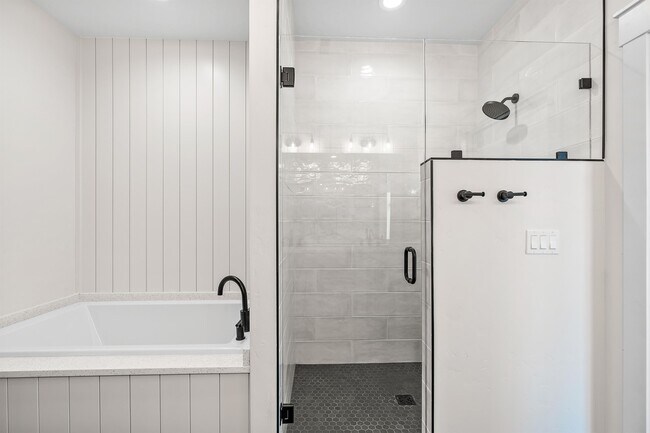 Building Photo - 2460 W Iron Coop St