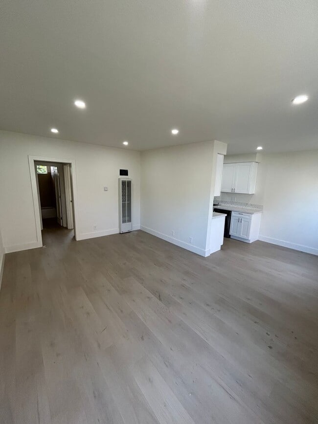 Building Photo - 524 Williamson Ave