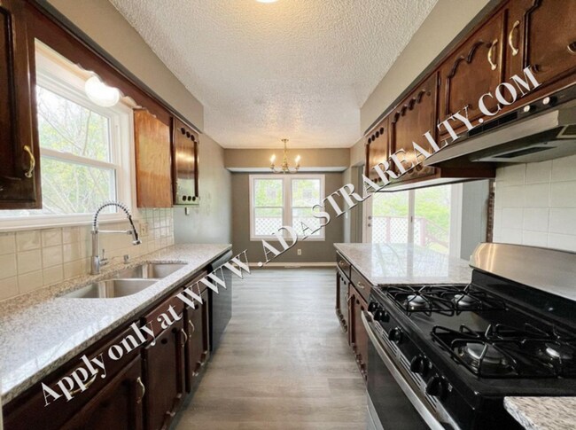Building Photo - Cozy 4 Bedroom 3 Bath in Olathe-Available ...