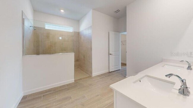 Building Photo - 7761 Lakes Edge Ln