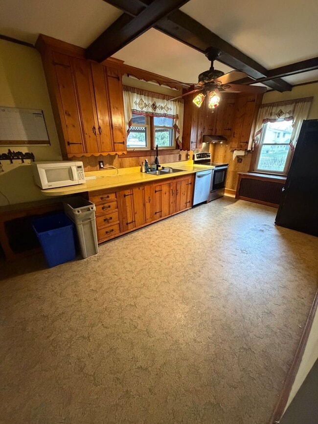 Building Photo - Spacious 4BR in a Quiet, Private Pocket