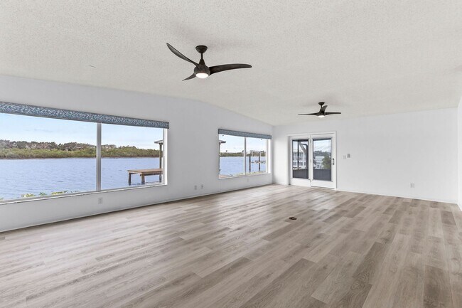 Building Photo - Riverfront Home in Ormond Beachside!