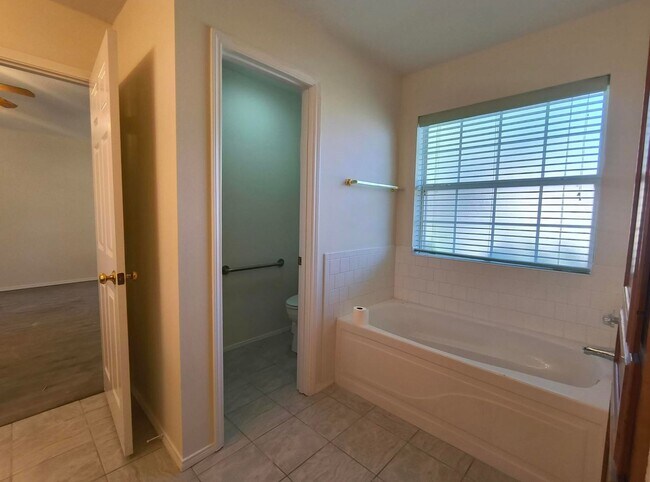 Building Photo - Beautiful and Spacious 3 bedroom, 2 bath h...
