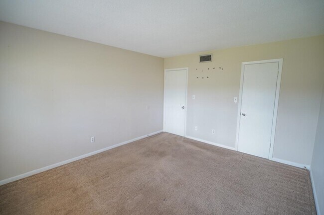 Building Photo - 2325 W Pensacola St