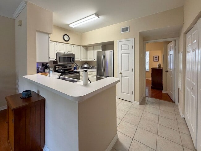 Building Photo - 2/2 Condo in The Links @ Haile Plantation - available end of April! *Approved Application*