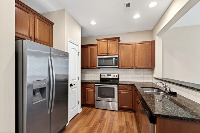 Building Photo - 117 Holly Berry Ln