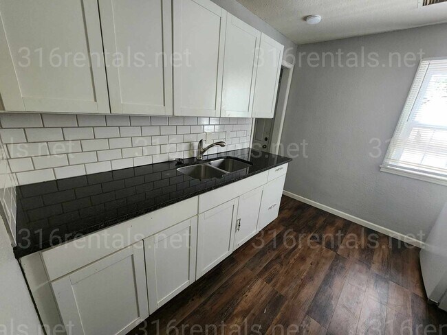 Building Photo - $999 - 3 bedroom / 1 bathroom - Single Fam...