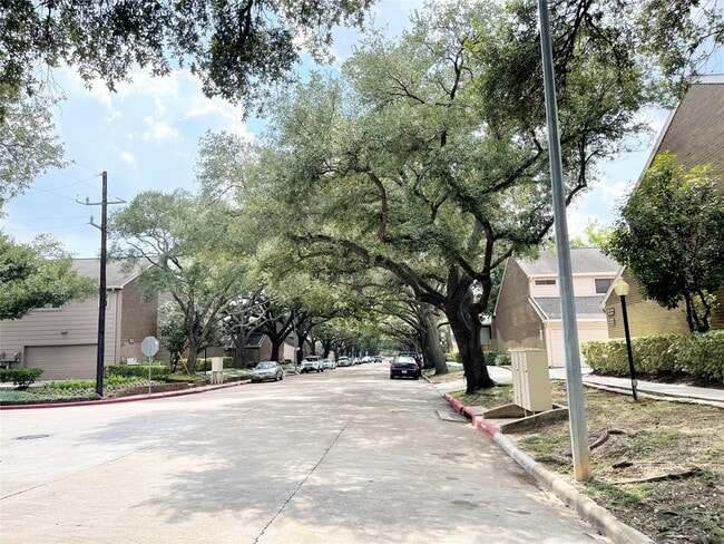 Building Photo - 13716 Hollowgreen Dr