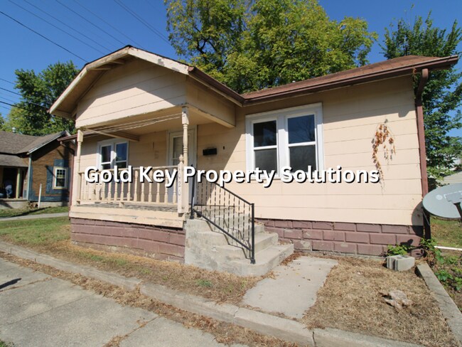 Building Photo - Spacious 2 BR 1 BA House with Nice Covered...