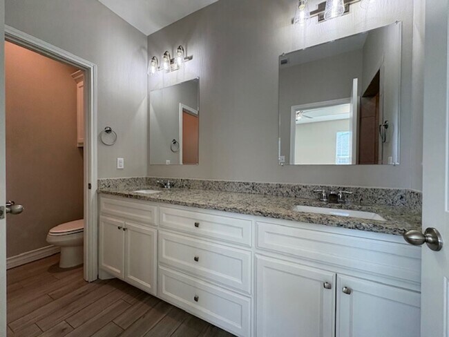 Building Photo - DCR602