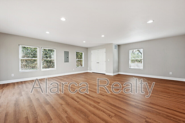 Building Photo - 1217 Skyview Rd