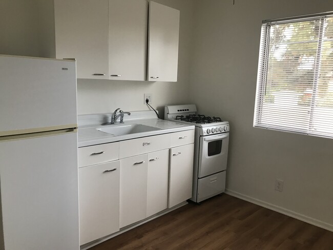 Building Photo - 820 S Rosemead Blvd