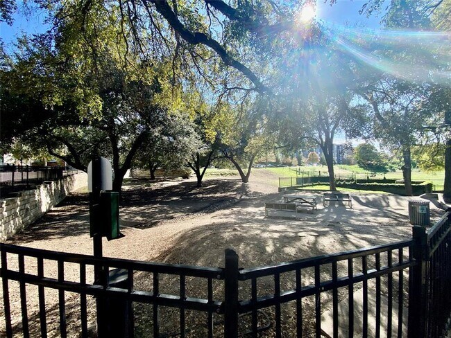 Building Photo - 910 Duncan Ln