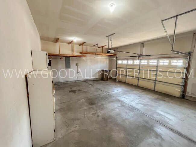 Building Photo - 3 Bedroom Single-Family home in West Des Moines with a fully fenced in yard!