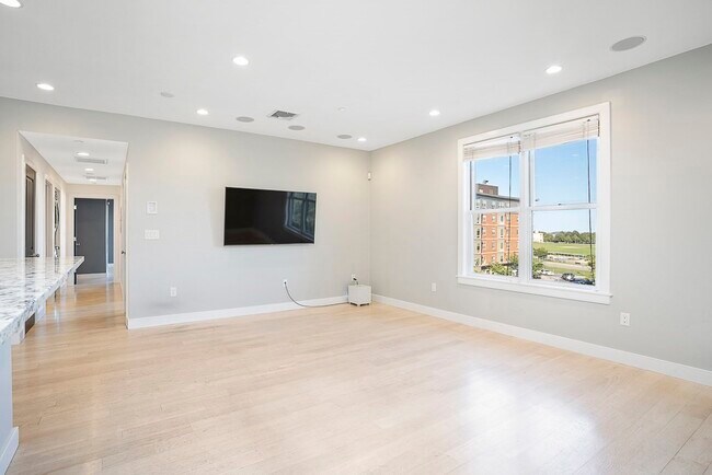 Building Photo - 45 Vinton St