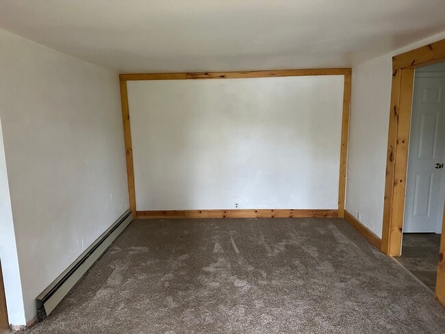 Building Photo - 3 bedroom available for immediate move in!