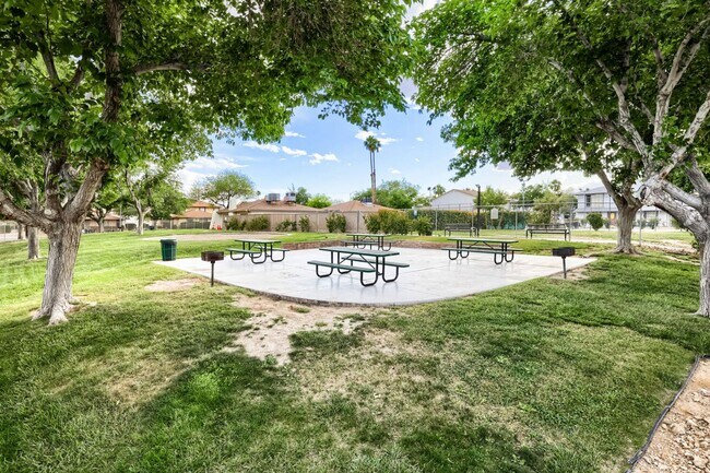 Building Photo - Cozy 2-Bedroom Apartment with Community Amenities