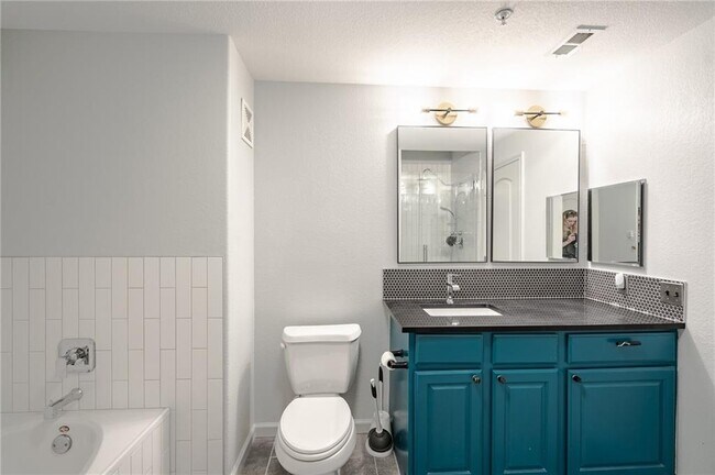 Building Photo - 6810 Deatonhill Dr