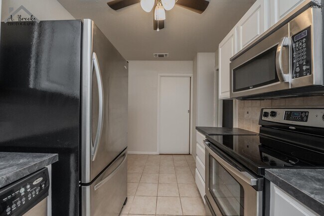 Building Photo - 2003 Arthur St