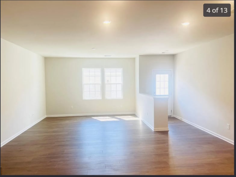 Building Photo - 15620 Country House St