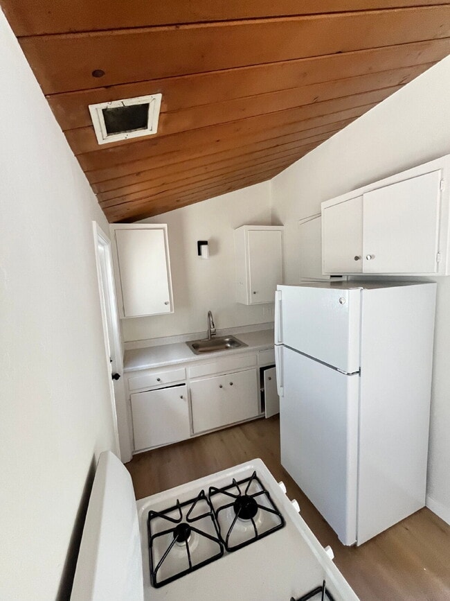 Building Photo - $1,775 - 1 Bed 1 Bath Fully Renovated Apartment within a Gated Complex in City Heights