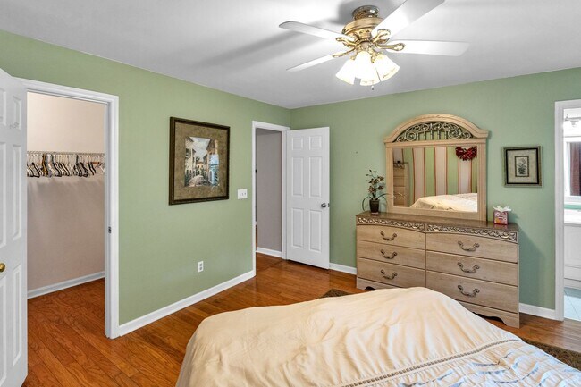 Building Photo - 3 bedroom furnished rental in Goose Creek - Fenced yard and great location
