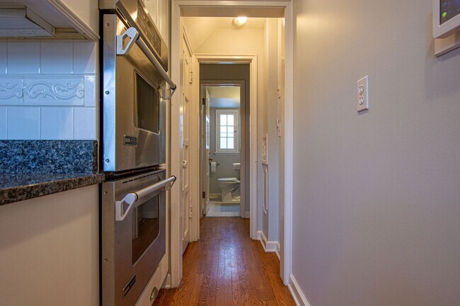 Building Photo - Gorgeous 5 Bedroom / 4.5 Bath Home located right off Happy Hollow Blvd!