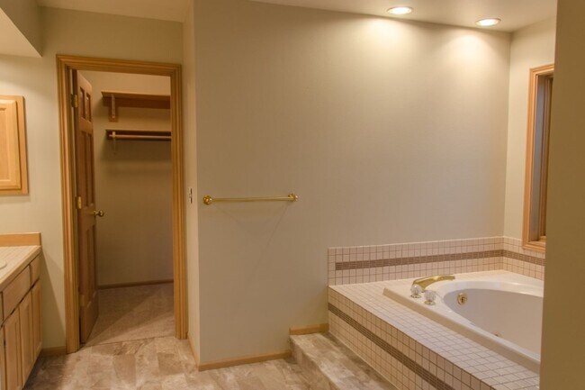 Building Photo - 5Bd/2.75Ba Mercer Island House